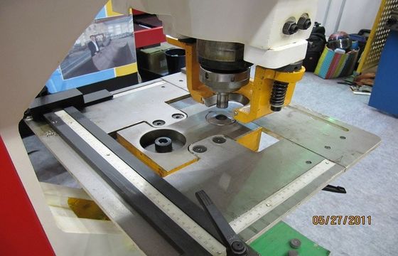 হাইড্রোলিক মুষ্ট্যাঘাত &amp; শিয়ার Ironworker মেশিন, হাল্কা মেরু মেশিন কাটা 25mm সর্বোচ্চ